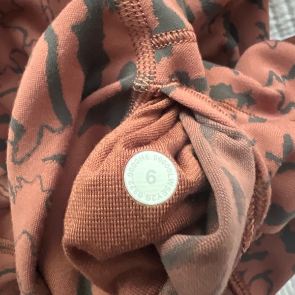 Lululemon align pant 25 inch inseam. Size 6. Color Camo Contour Jacquard AC GGRE - Picture 5 of 6